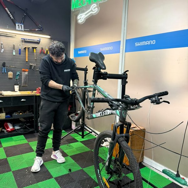 Mecánico de Bortec Cycling trabajando en el taller