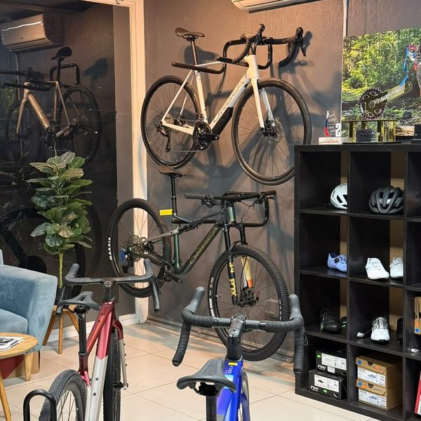 Bicicletas exhibidas en la tienda Bortec Cycling